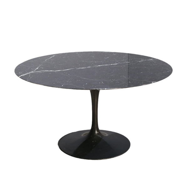 Knoll Saarinen 1370 Dining Table @ REHAUS