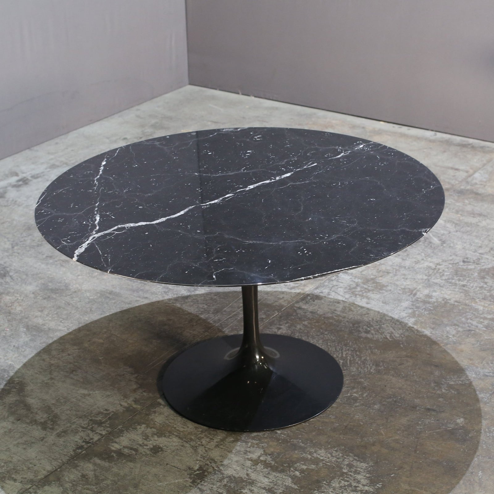 Knoll Saarinen 1370 Dining Table @ REHAUS