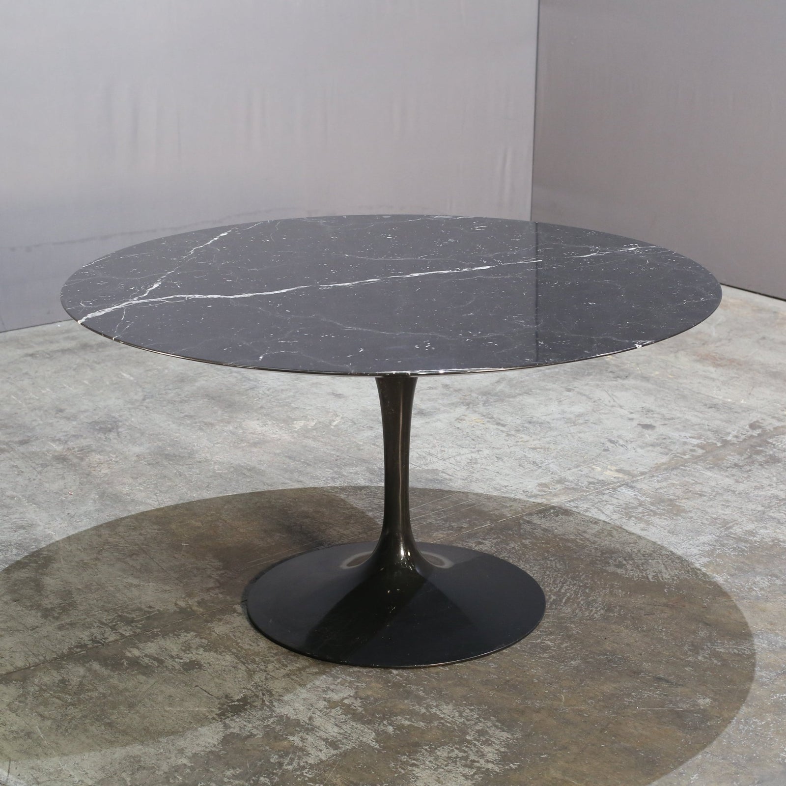 Knoll Saarinen 1370 Dining Table @ REHAUS