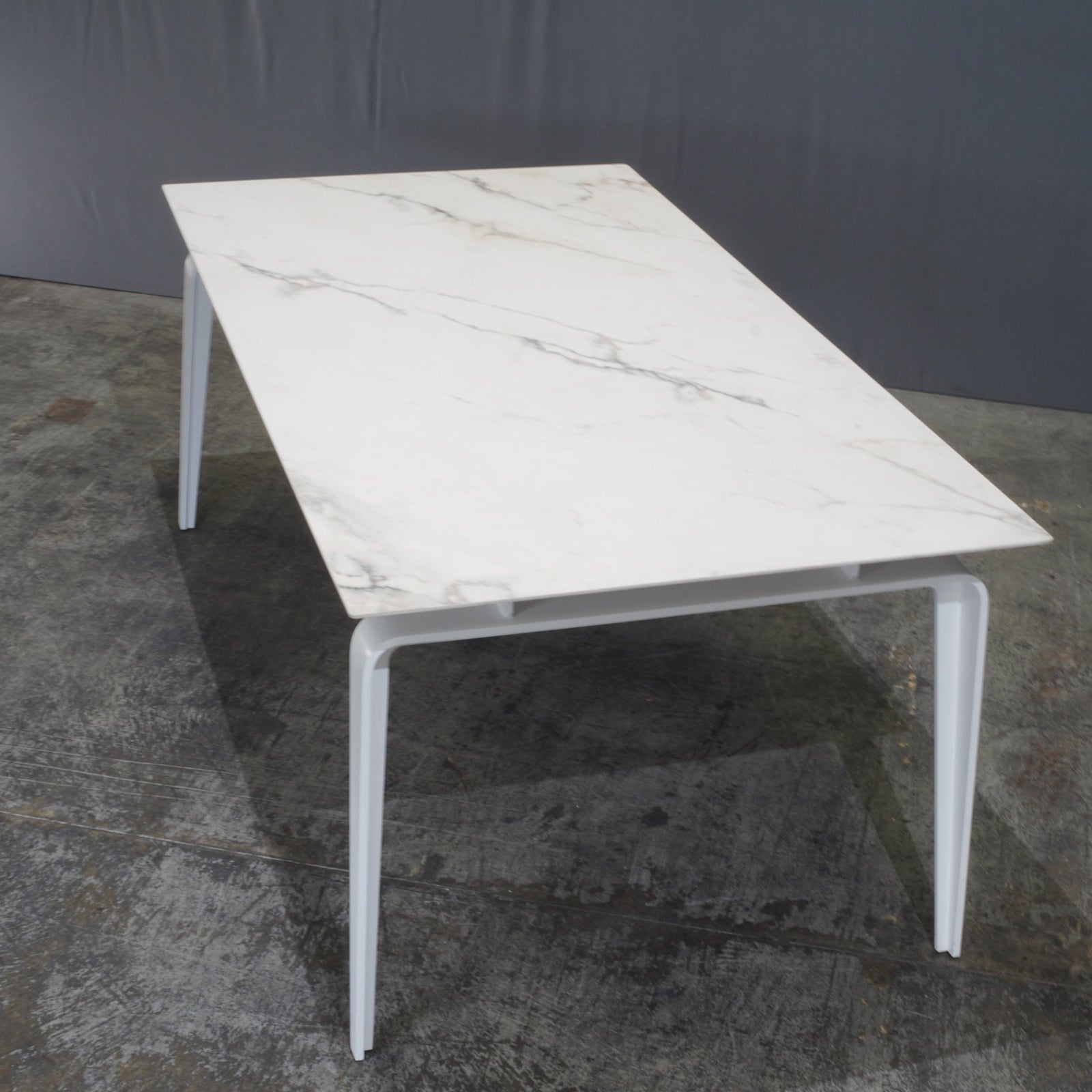 Ligne Roset Odessa Dining Table with White Lacquered Base by Mauro Lipparini - REHAUS - Ligne Roset