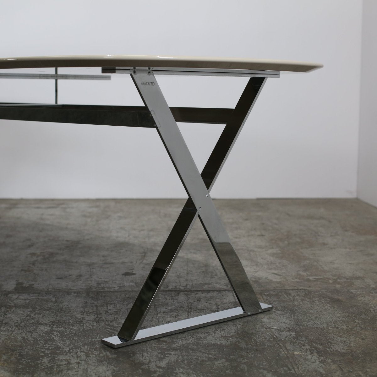 Maxalto Pathos Elliptic Table by Antonio Citterio @ REHAUS