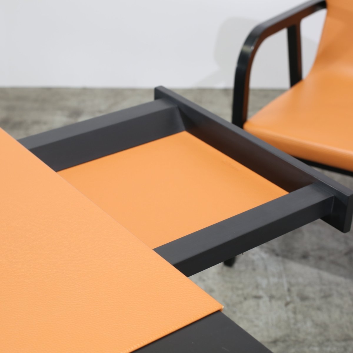 Maxalto Recipio Writing Desk and Chair by Antonio Citterio @ REHAUS
