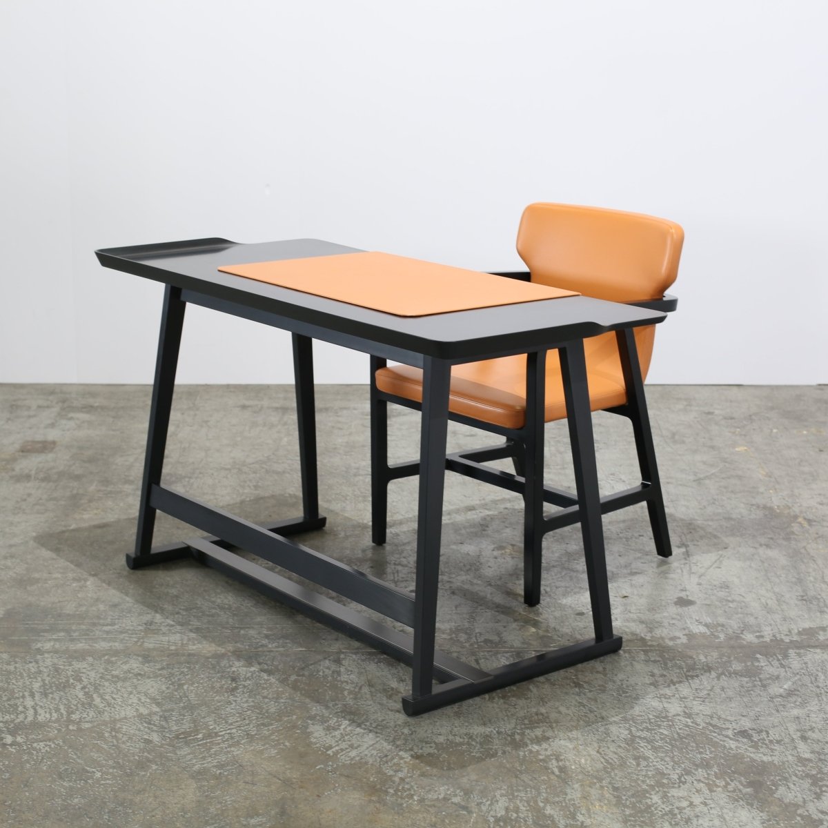 Maxalto Recipio Writing Desk and Chair by Antonio Citterio @ REHAUS