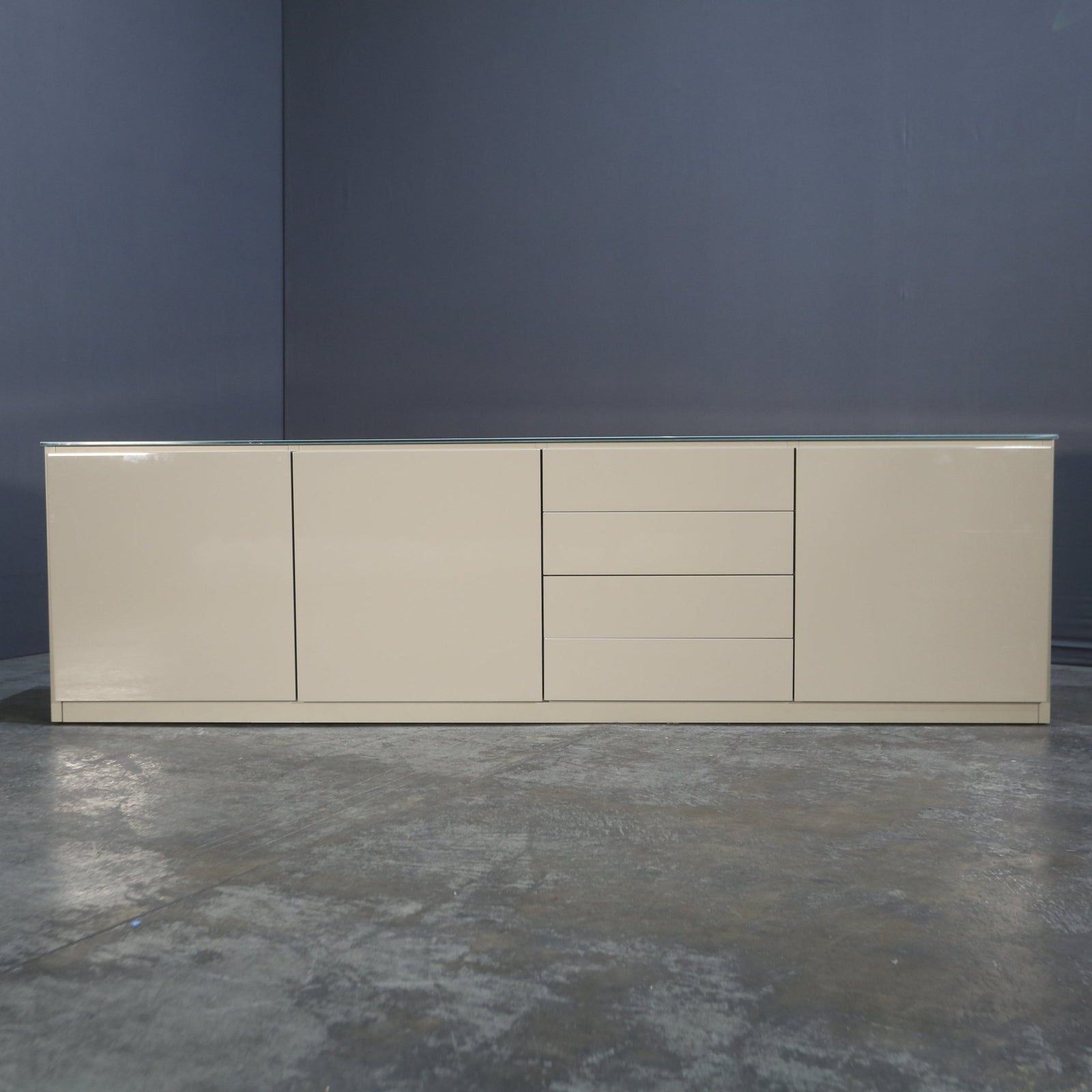 Molteni 505 Platinum Sideboard with Glass Top @ REHAUS