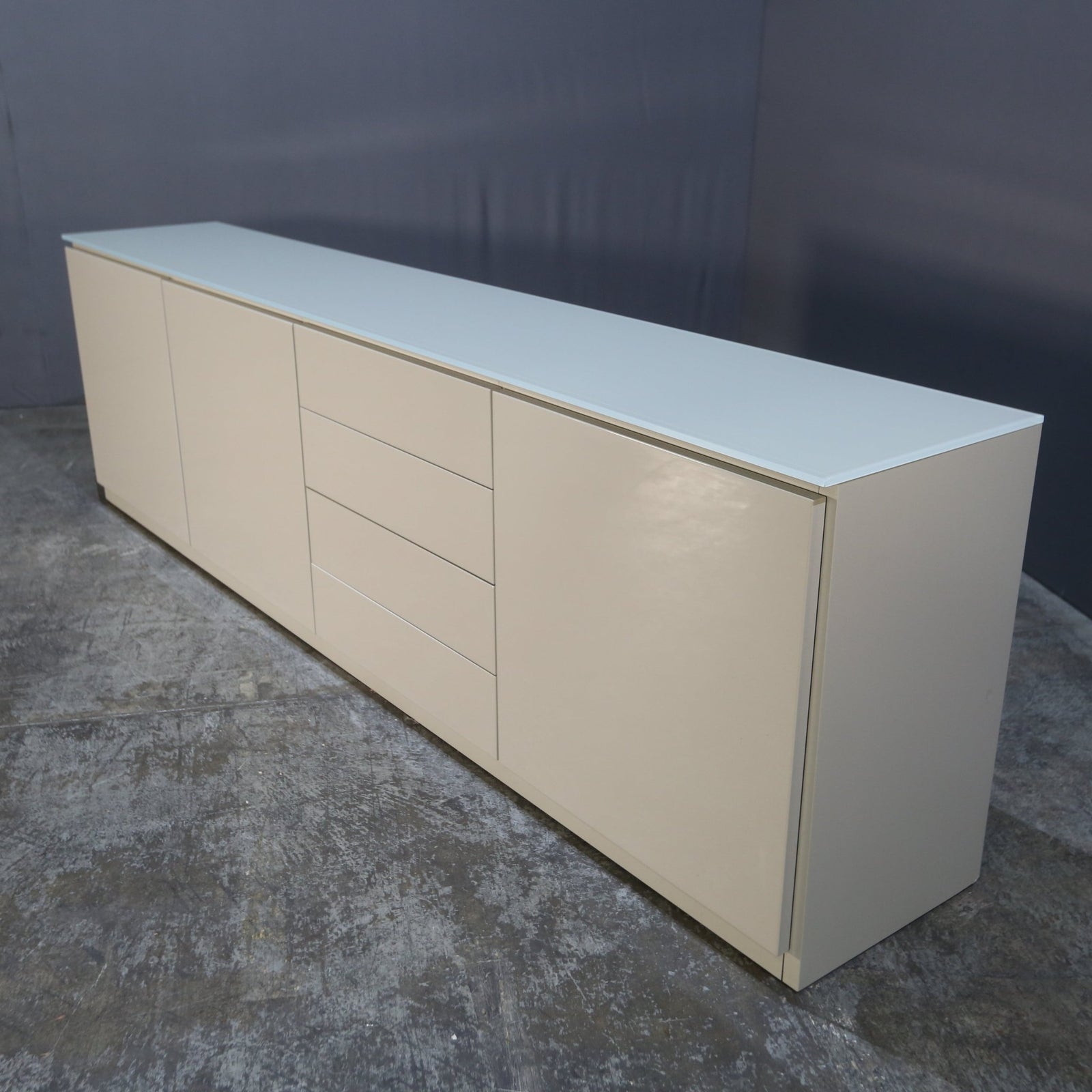 Molteni 505 Platinum Sideboard with Glass Top @ REHAUS