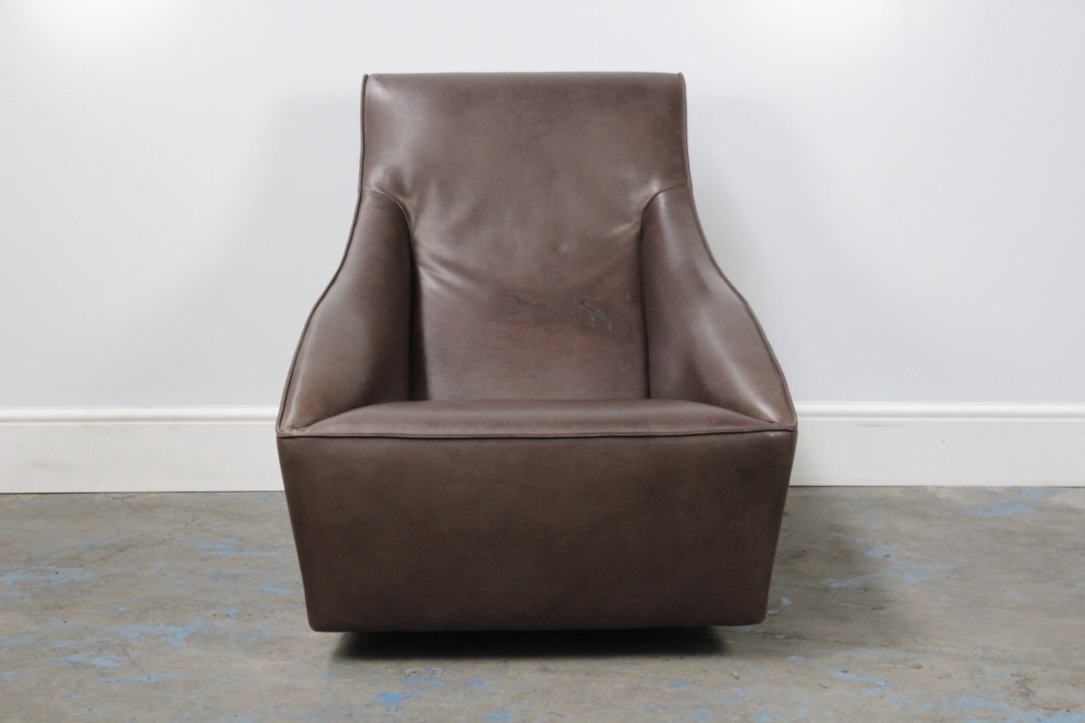 Molteni & C Doda Armchair in Dark Brown Leather @ REHAUS