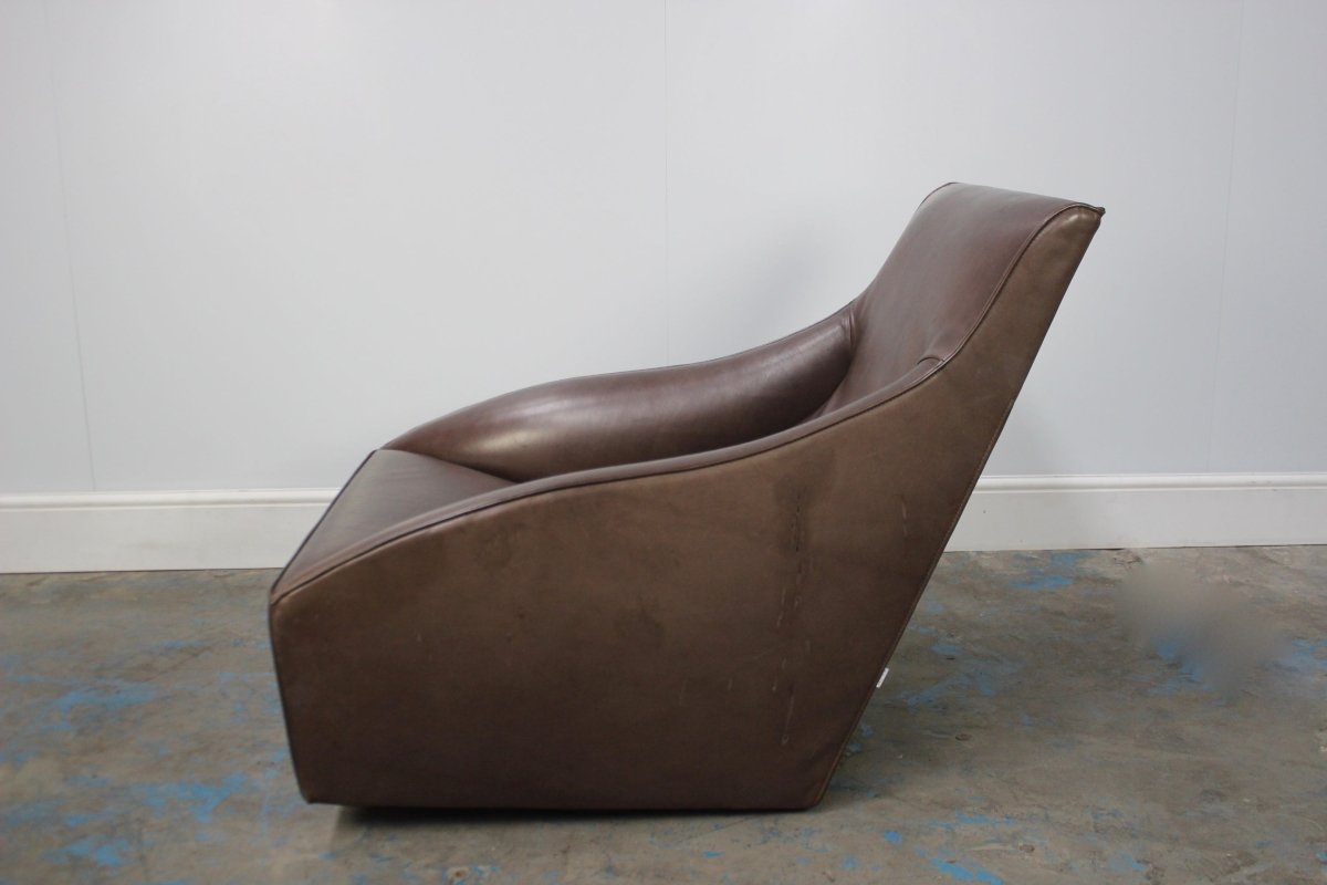 Molteni & C Doda Armchair in Dark Brown Leather @ REHAUS