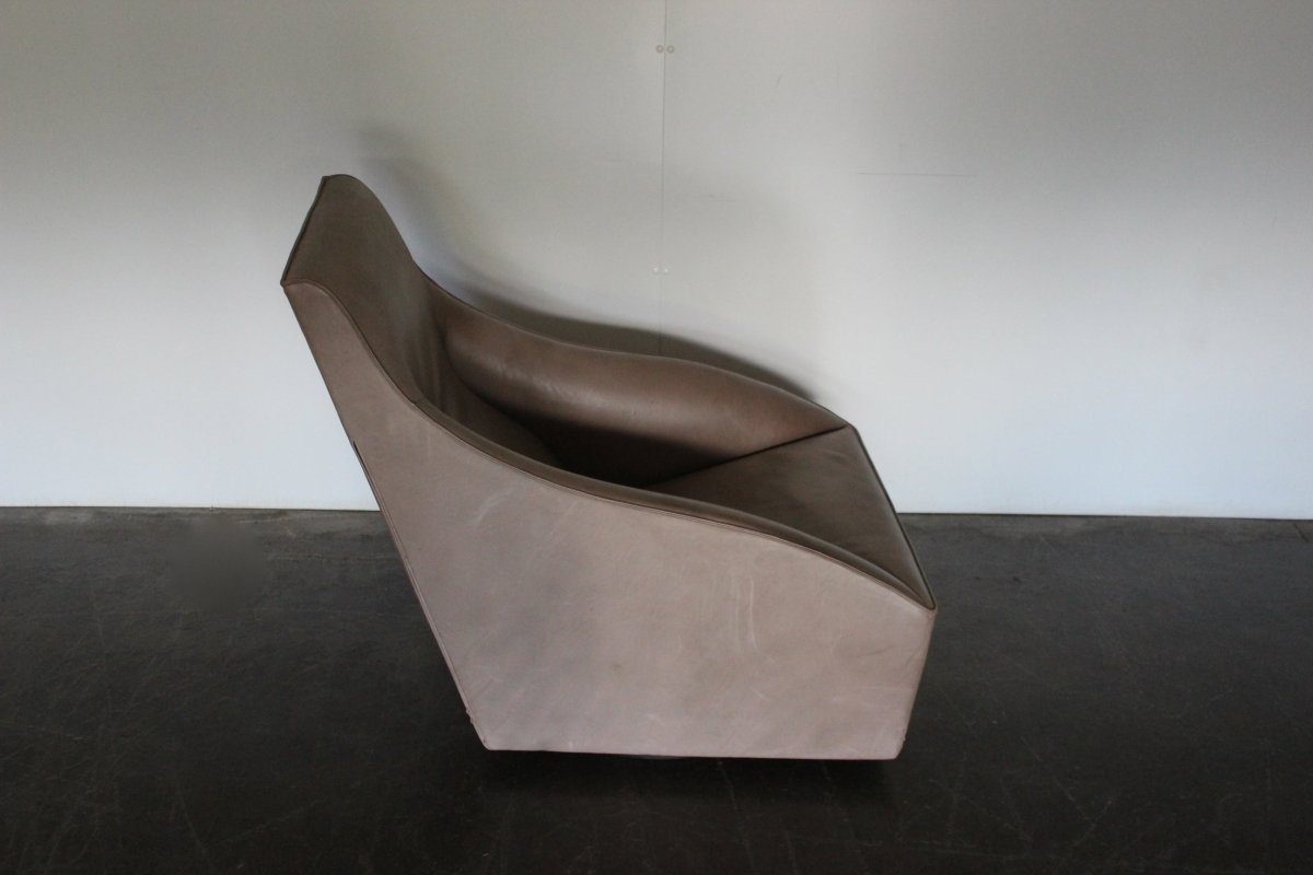 Molteni & C Doda Armchair in Pale - Walnut Brown Leather @ REHAUS