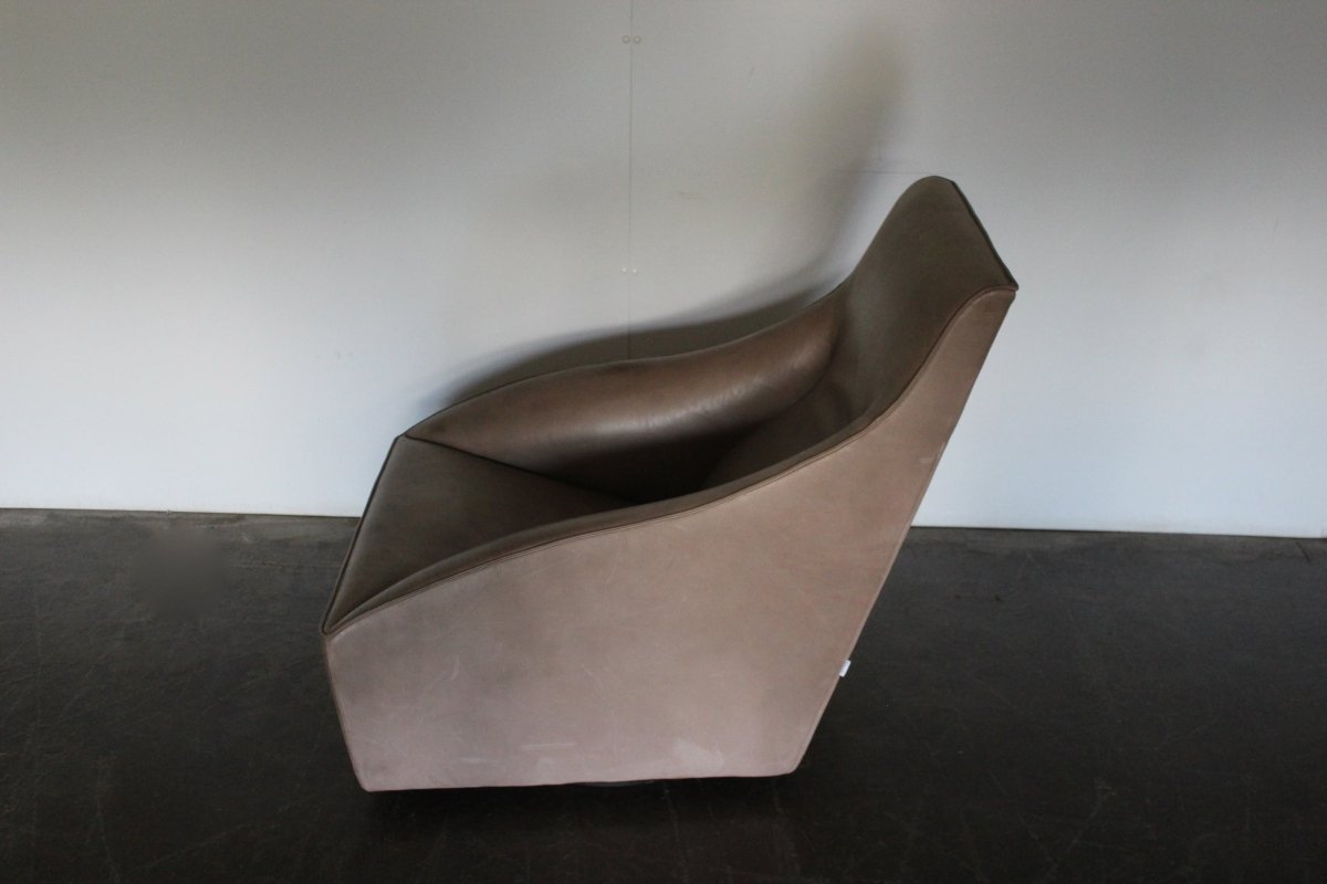 Molteni & C Doda Armchair in Pale - Walnut Brown Leather @ REHAUS