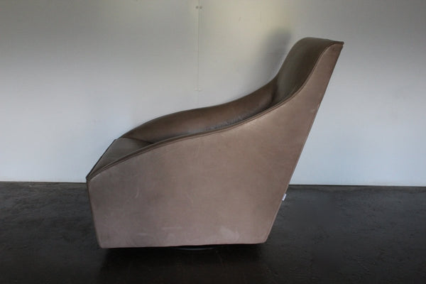 Molteni & C Doda Armchair in Pale - Walnut Brown Leather @ REHAUS