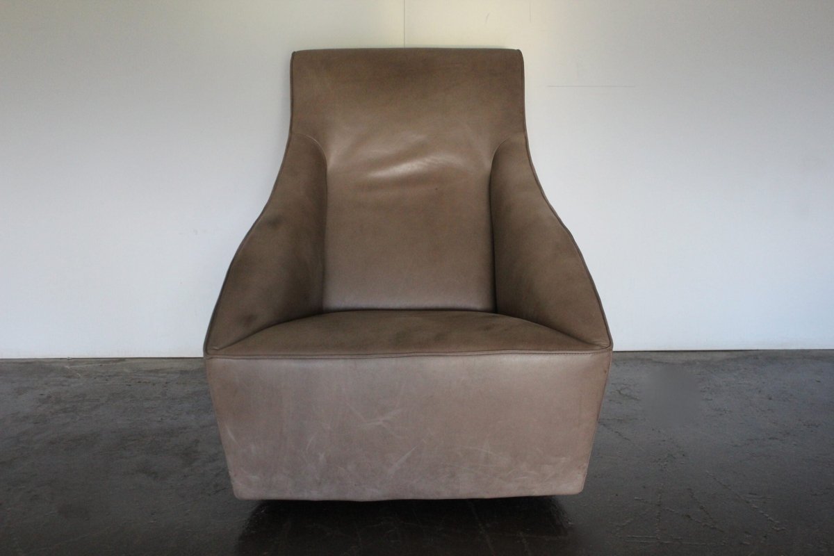 Molteni & C Doda Armchair in Pale - Walnut Brown Leather @ REHAUS