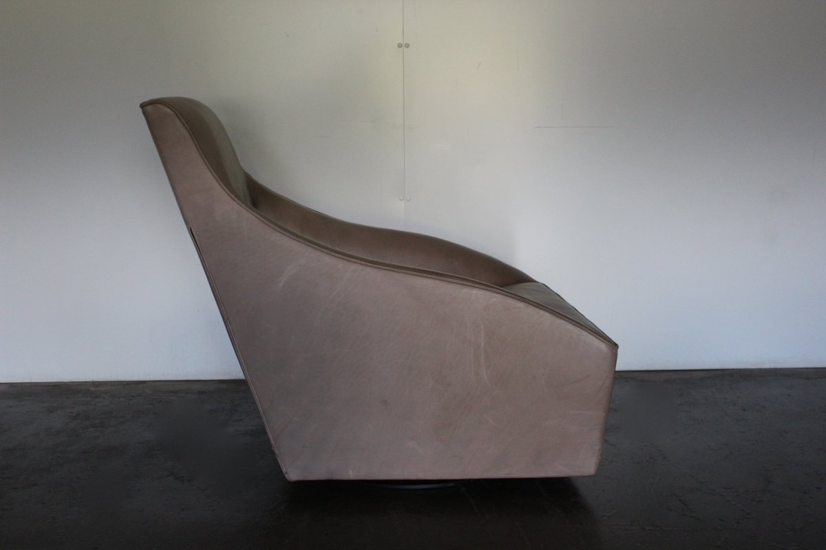 Molteni & C Doda Armchair in Pale - Walnut Brown Leather @ REHAUS