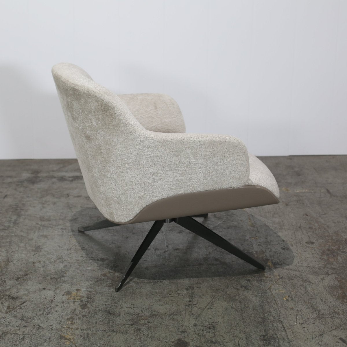 Molteni Kensington Armchair by Rodolfo Dordoni @ REHAUS