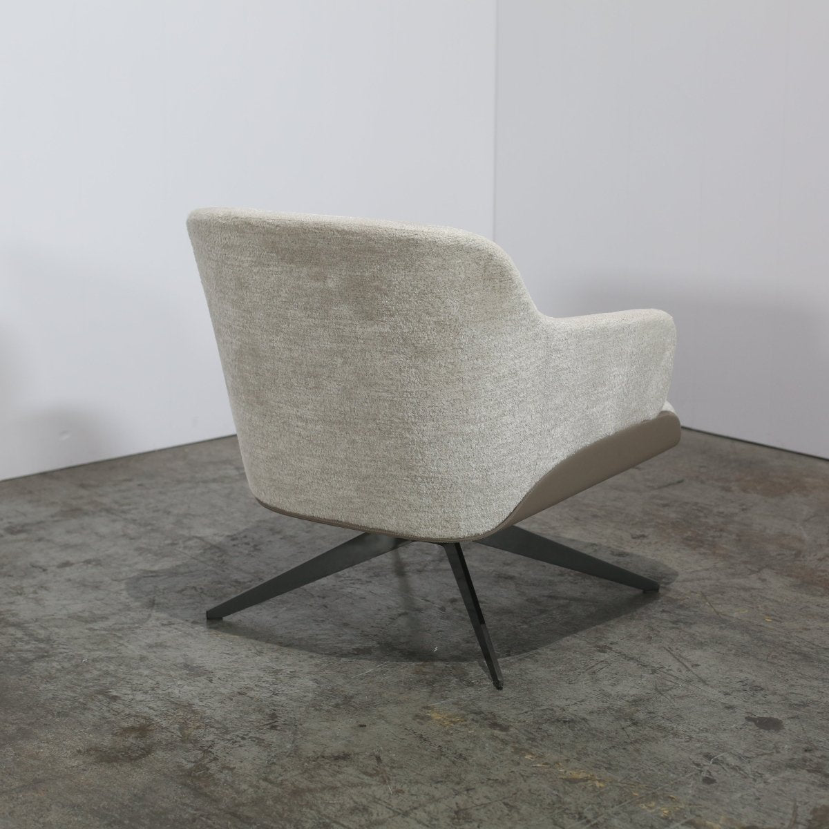 Molteni Kensington Armchair by Rodolfo Dordoni @ REHAUS