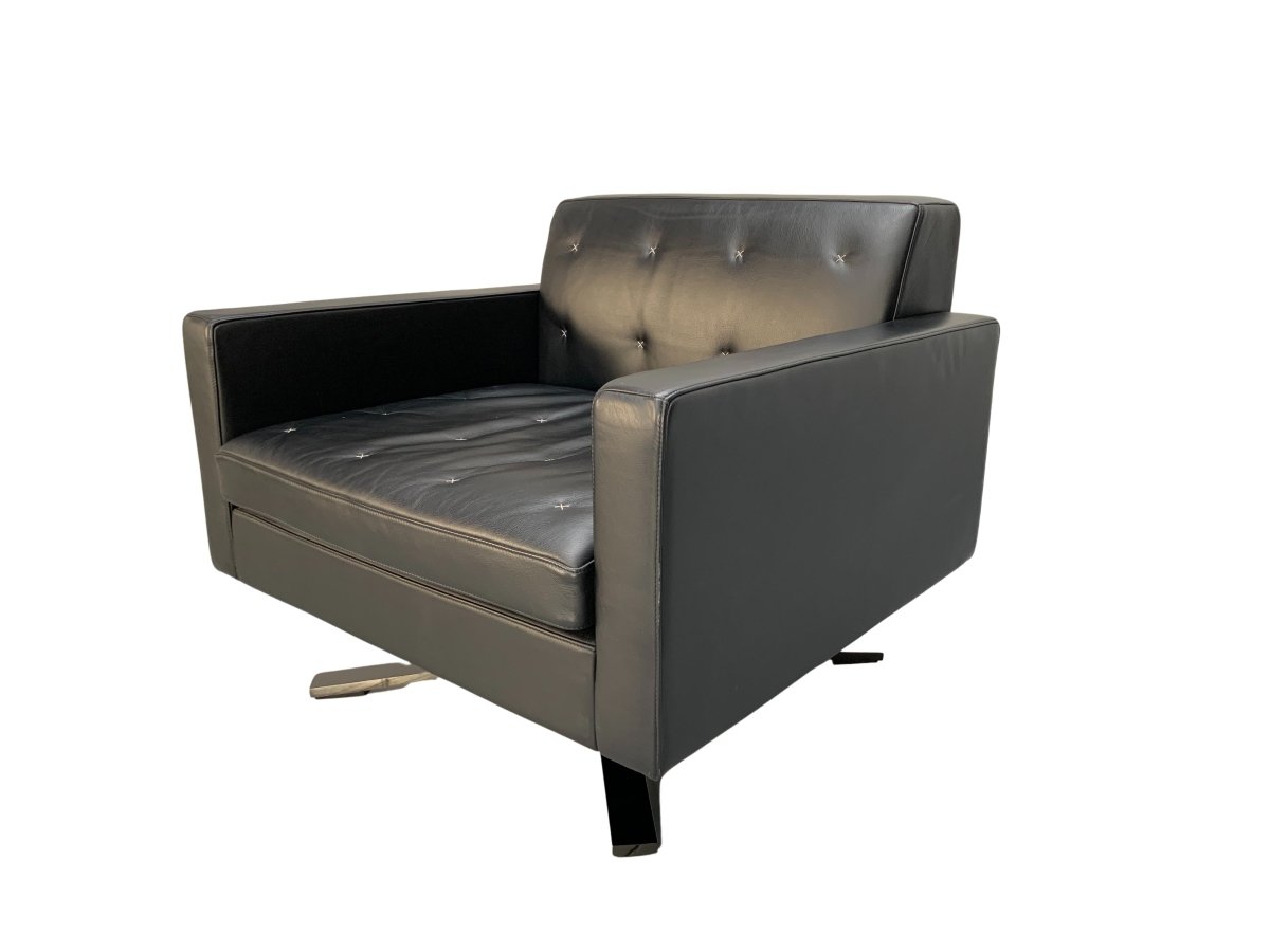 Poltrona Frau Kennedee Armchair in Black Pelle Frau SC Leather @ REHAUS