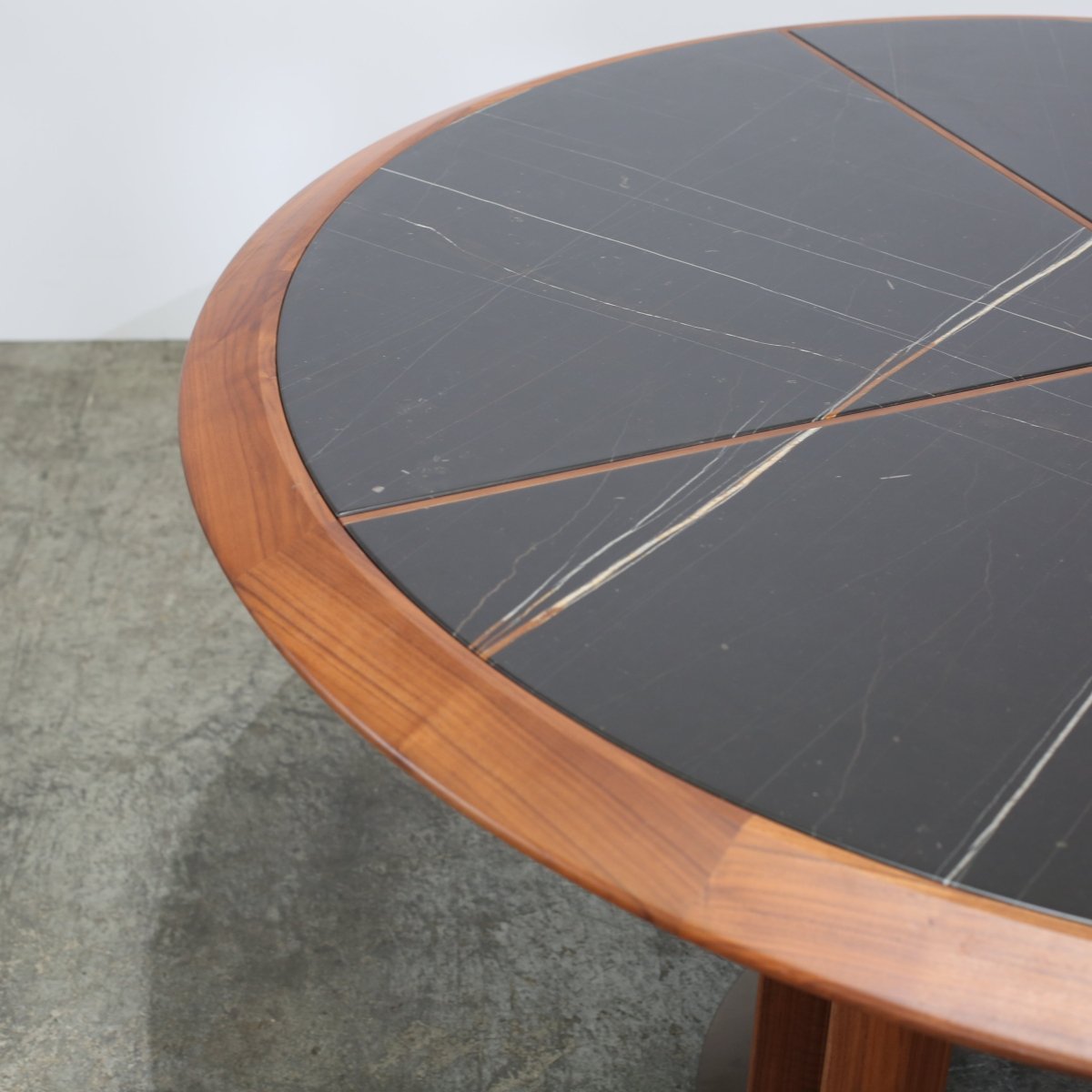 Porada Thayl Dining Table by Gabriele & Oscar Buratti @ REHAUS