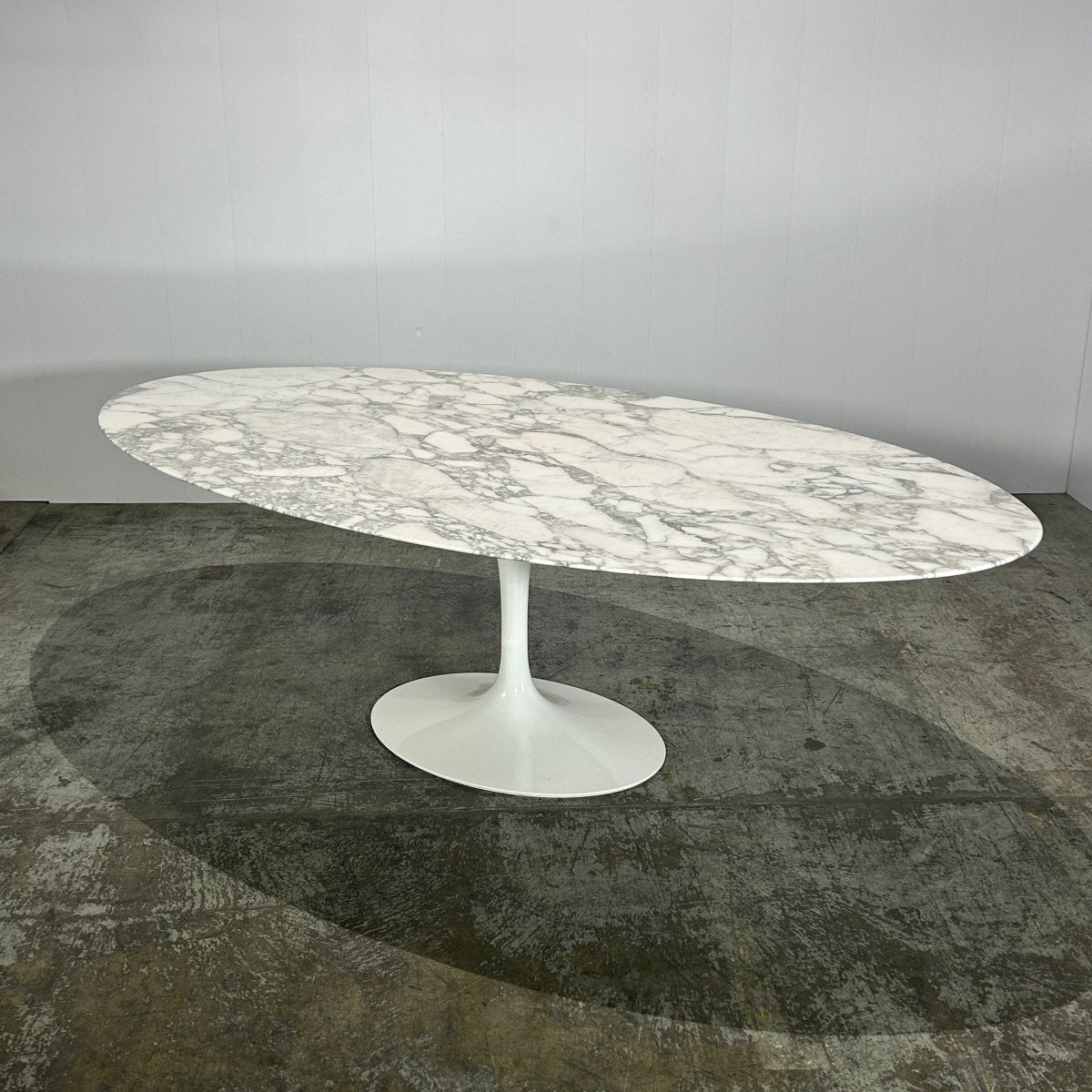 Saarinen Arabescato Oval Dining Table by Knoll @ REHAUS