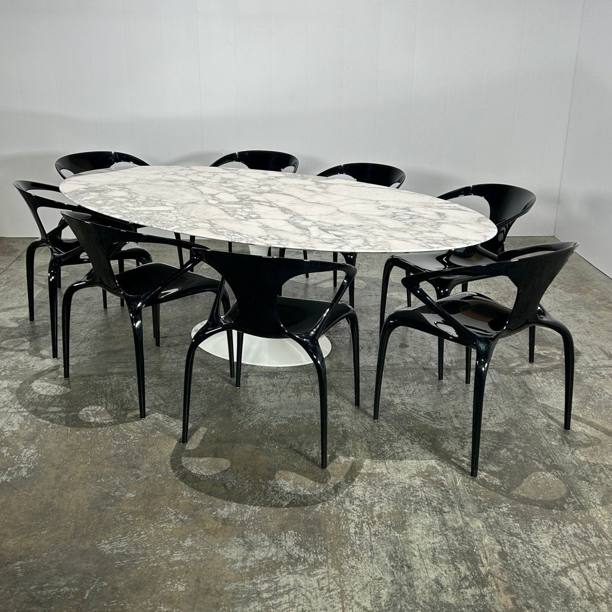 Saarinen Arabescato Oval Dining Table by Knoll @ REHAUS