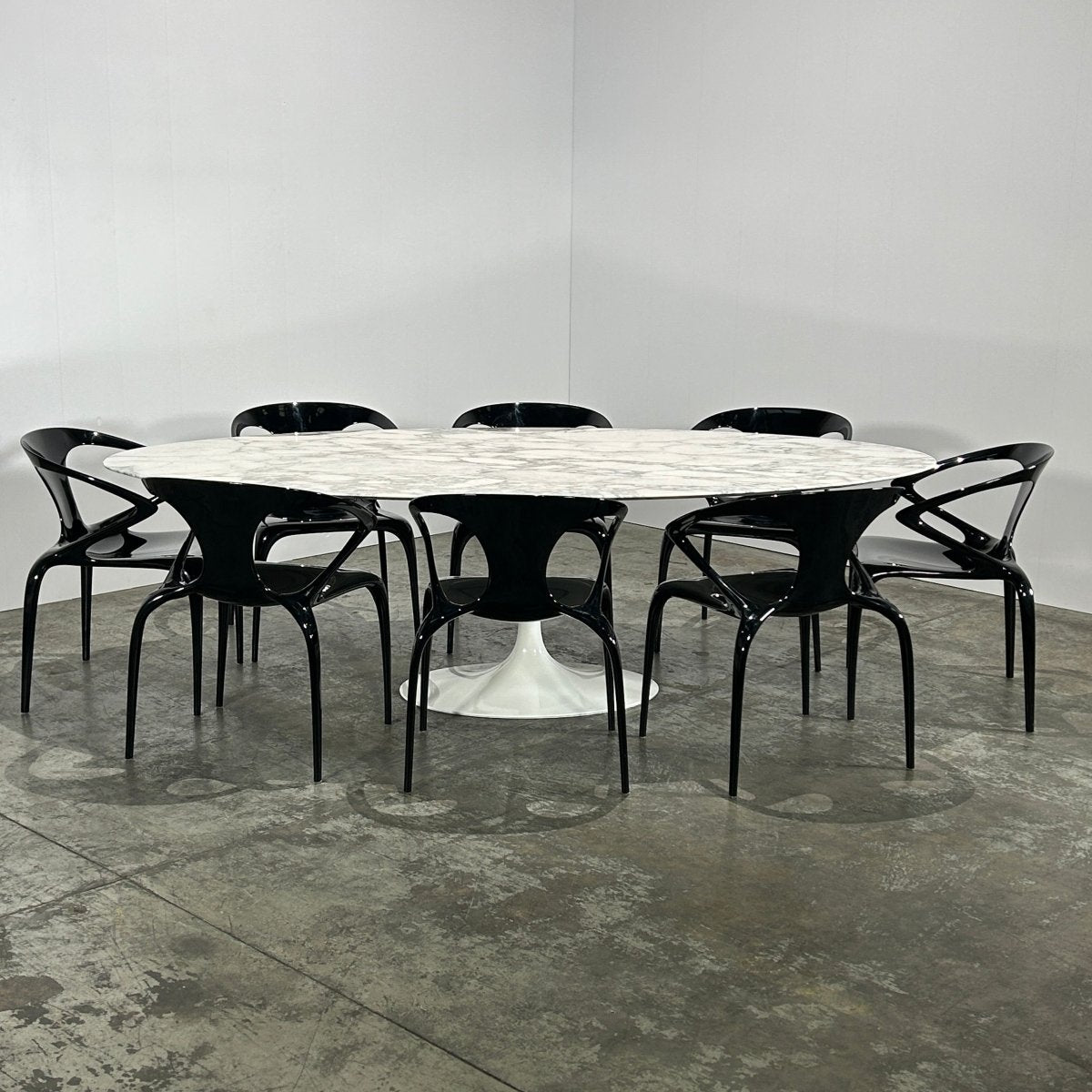 Saarinen Arabescato Oval Dining Table by Knoll @ REHAUS