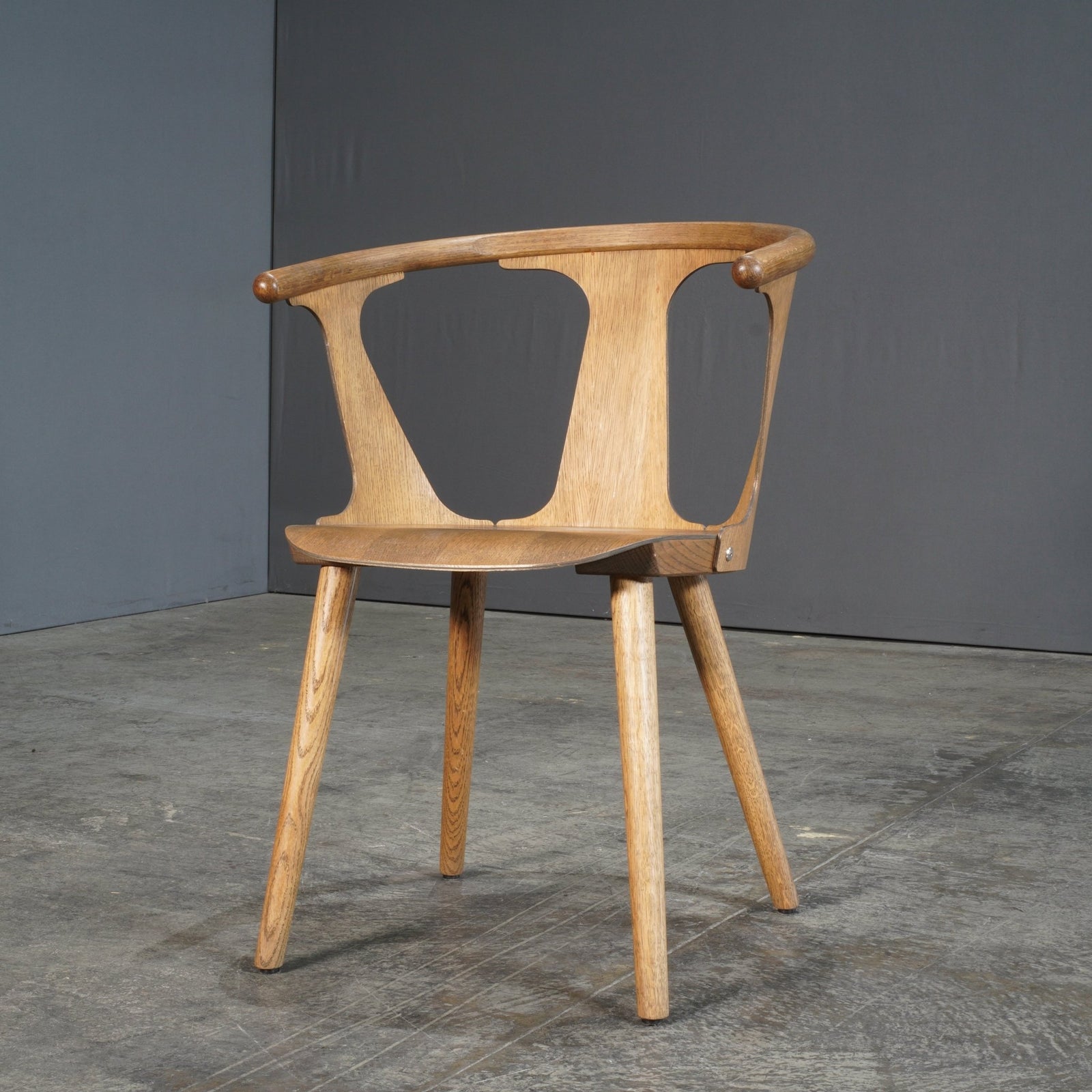 &Tradition Smoked Oiled Oak in Between Chair SK1 by Sami Kallio @ REHAUS