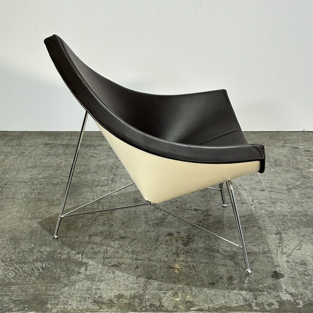 Vitra Coconut Leather Chair by George Nelson @ REHAUS