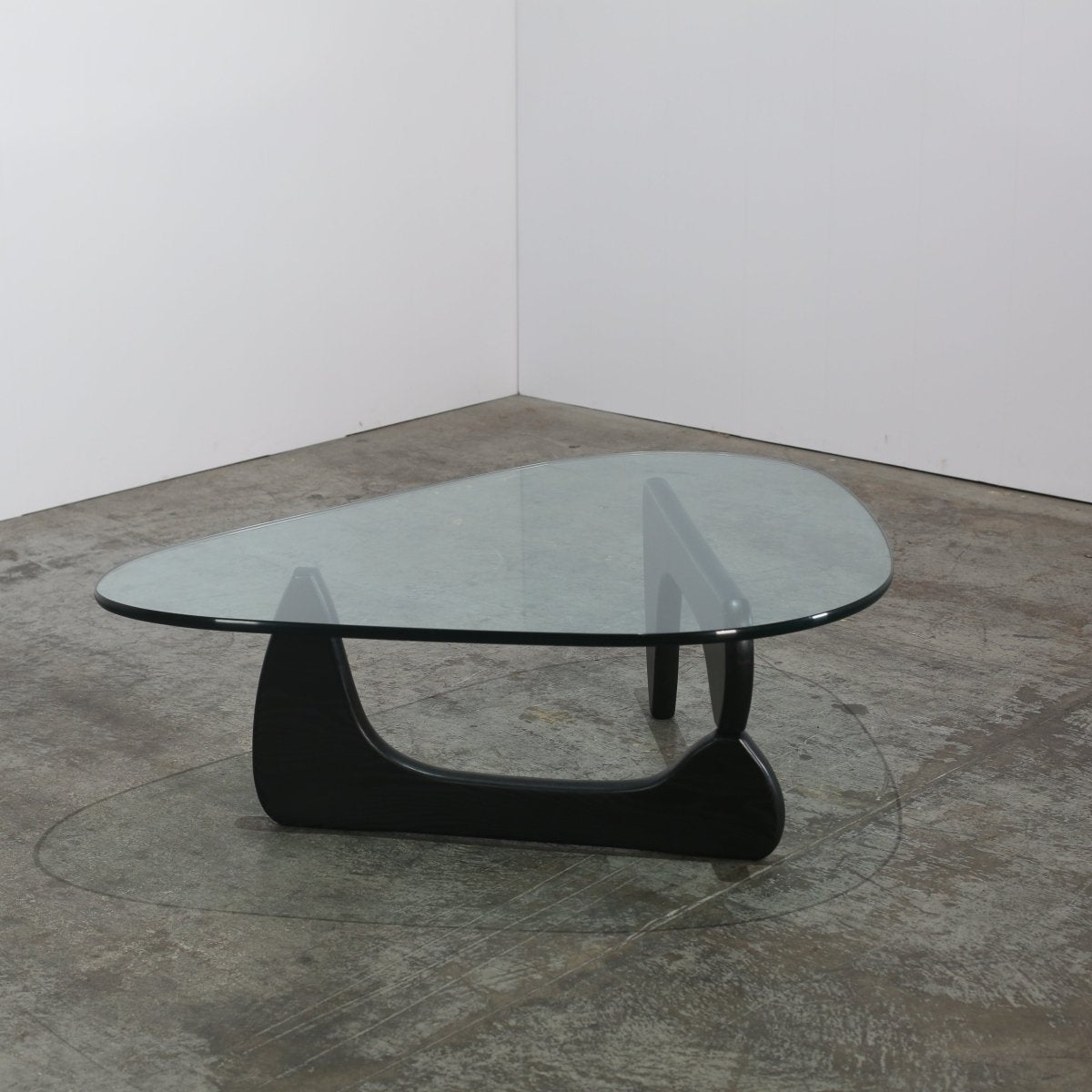 Vitra Noguchi Coffee Table in Black Ash @ REHAUS