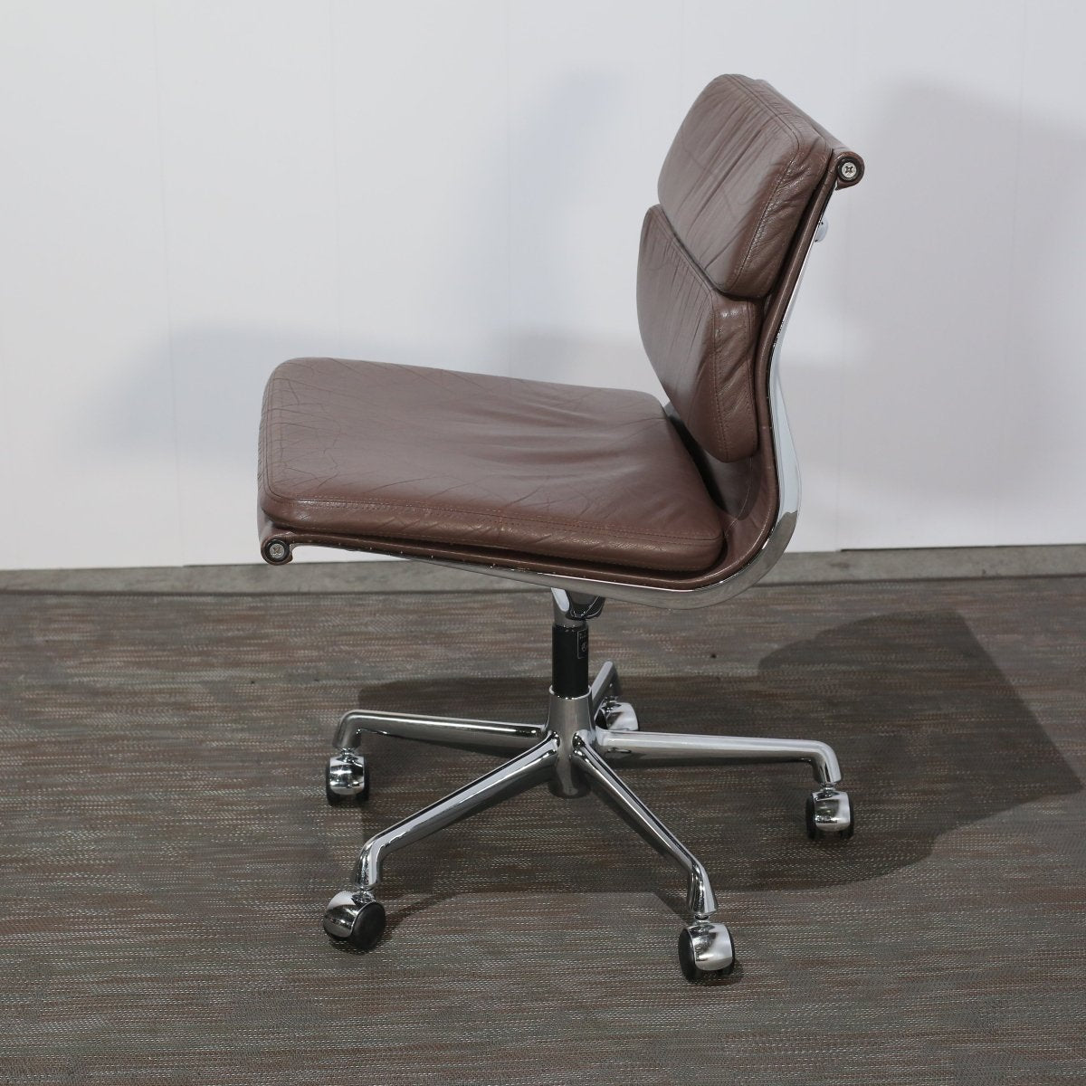 Vitra Soft Pad EA208 Chair by Charles & Ray Eames @ REHAUS