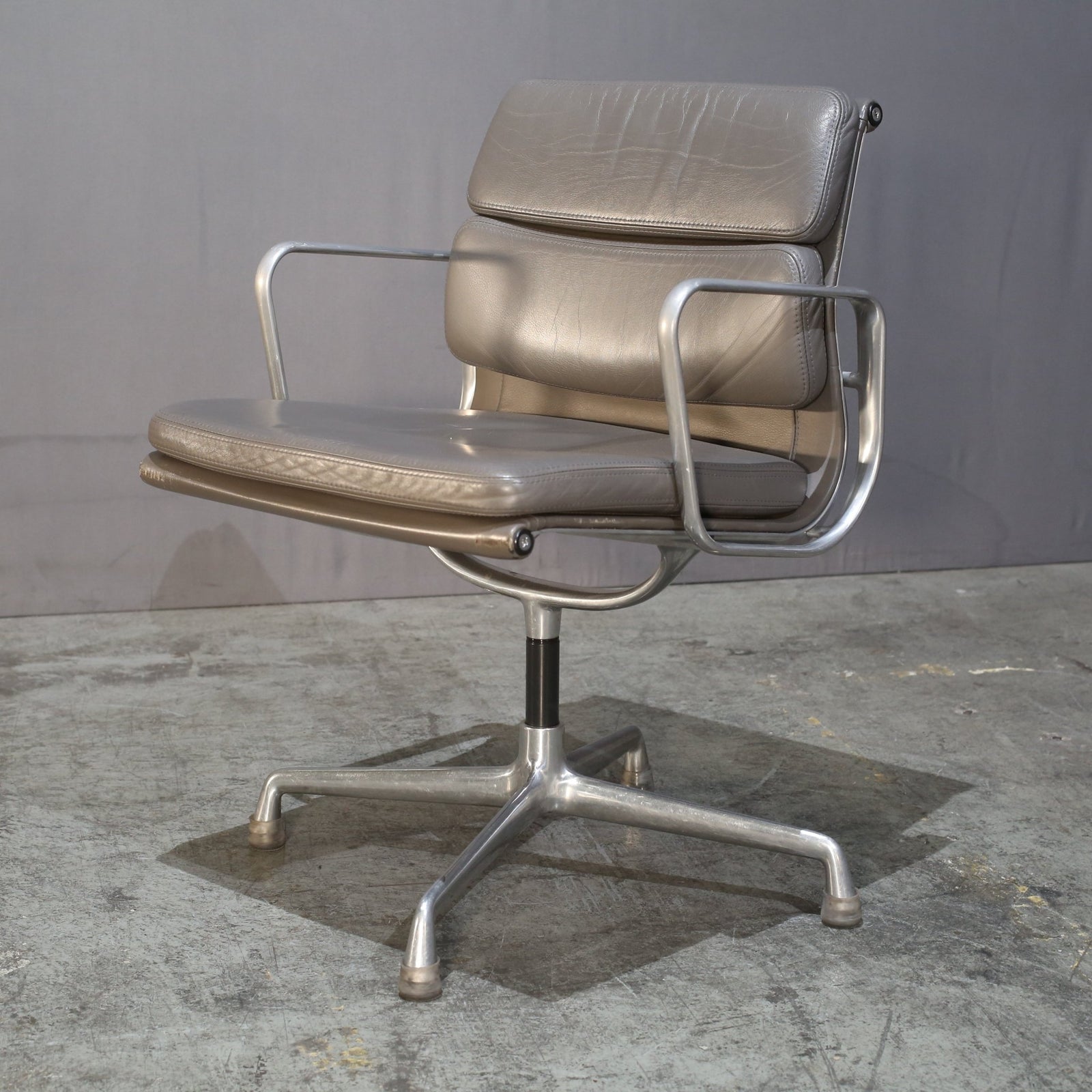 Vitra Soft Pad EA208 Chair by Charles & Ray Eames @ REHAUS