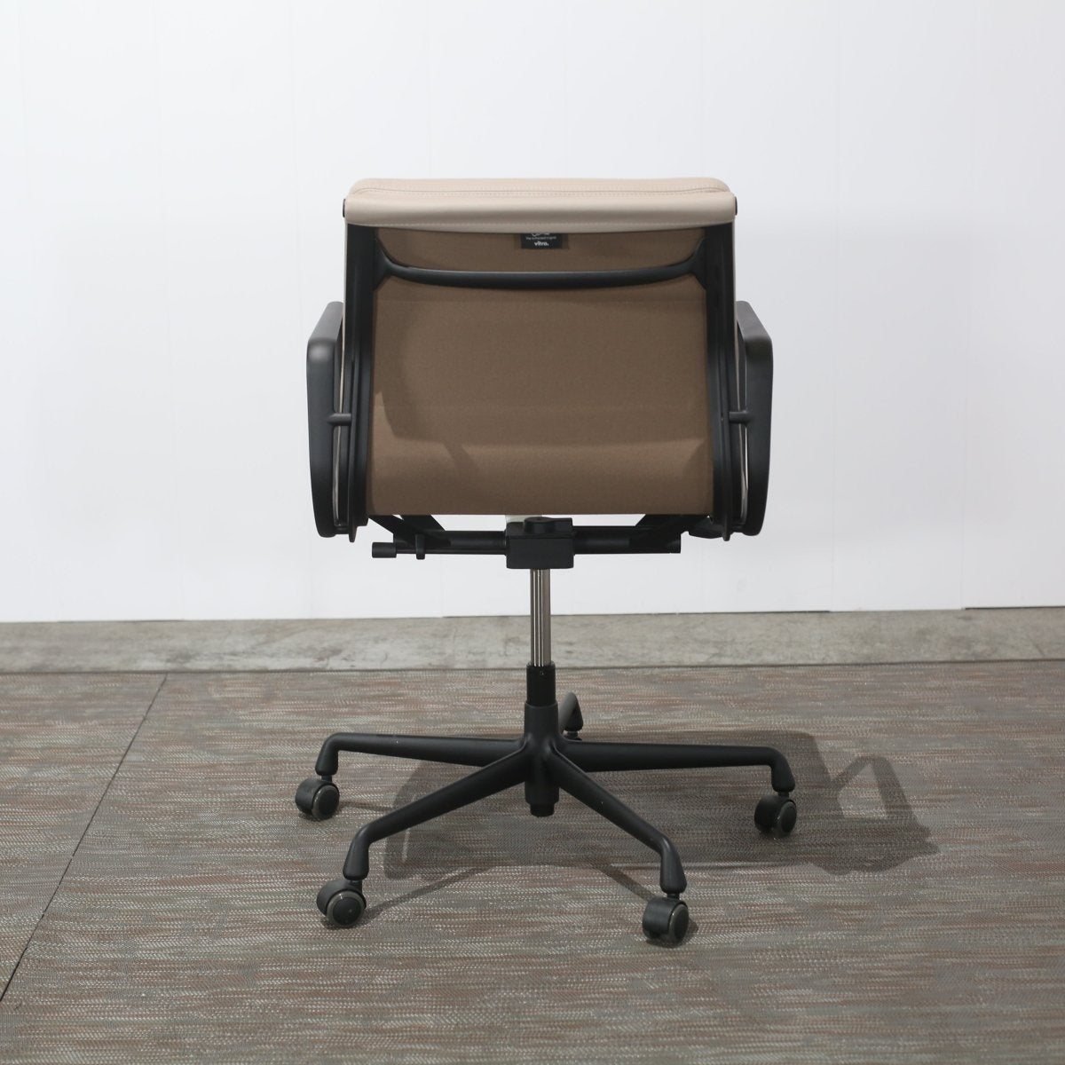 Vitra Soft Pad EA217 Chair by Charles & Ray Eames @ REHAUS