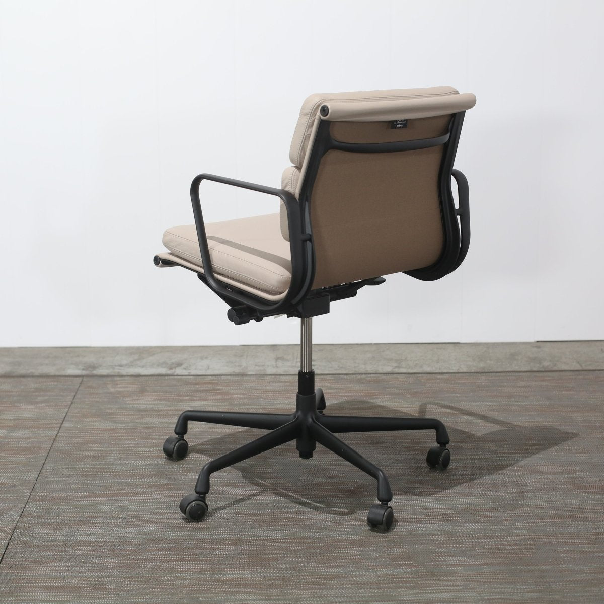 Vitra Soft Pad EA217 Chair by Charles & Ray Eames @ REHAUS